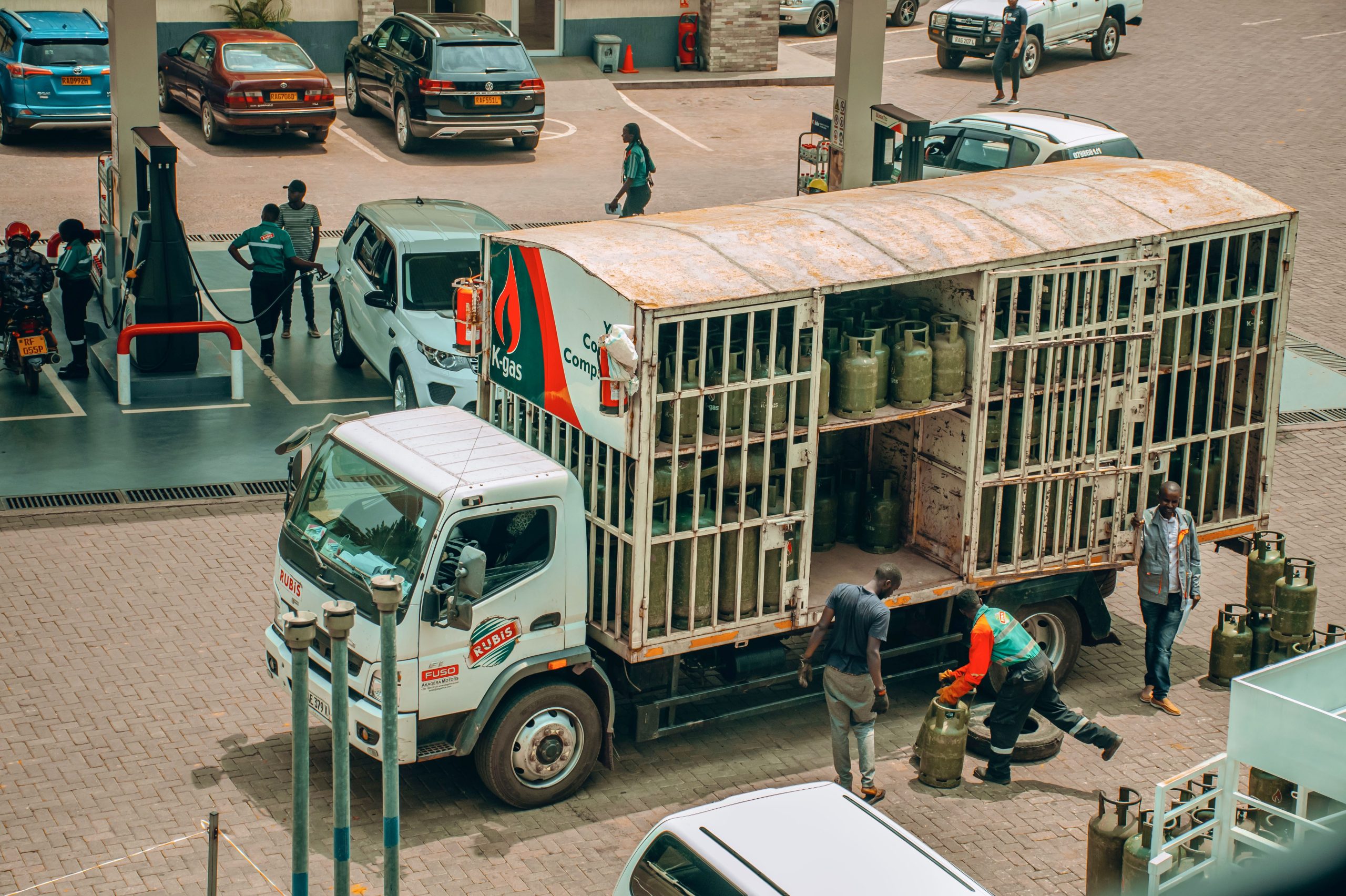 Camion de gaz GPL effectuant une livraison urbaine