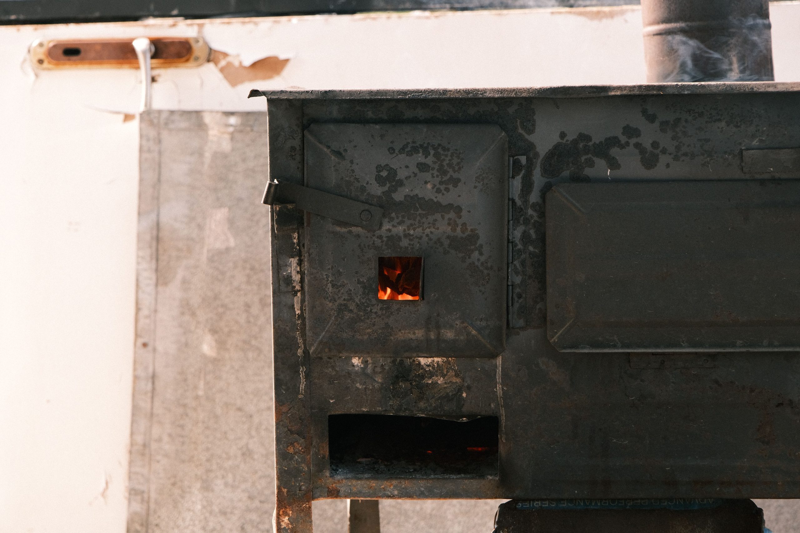 Gros plan poêle métal vintage avec feu intérieur