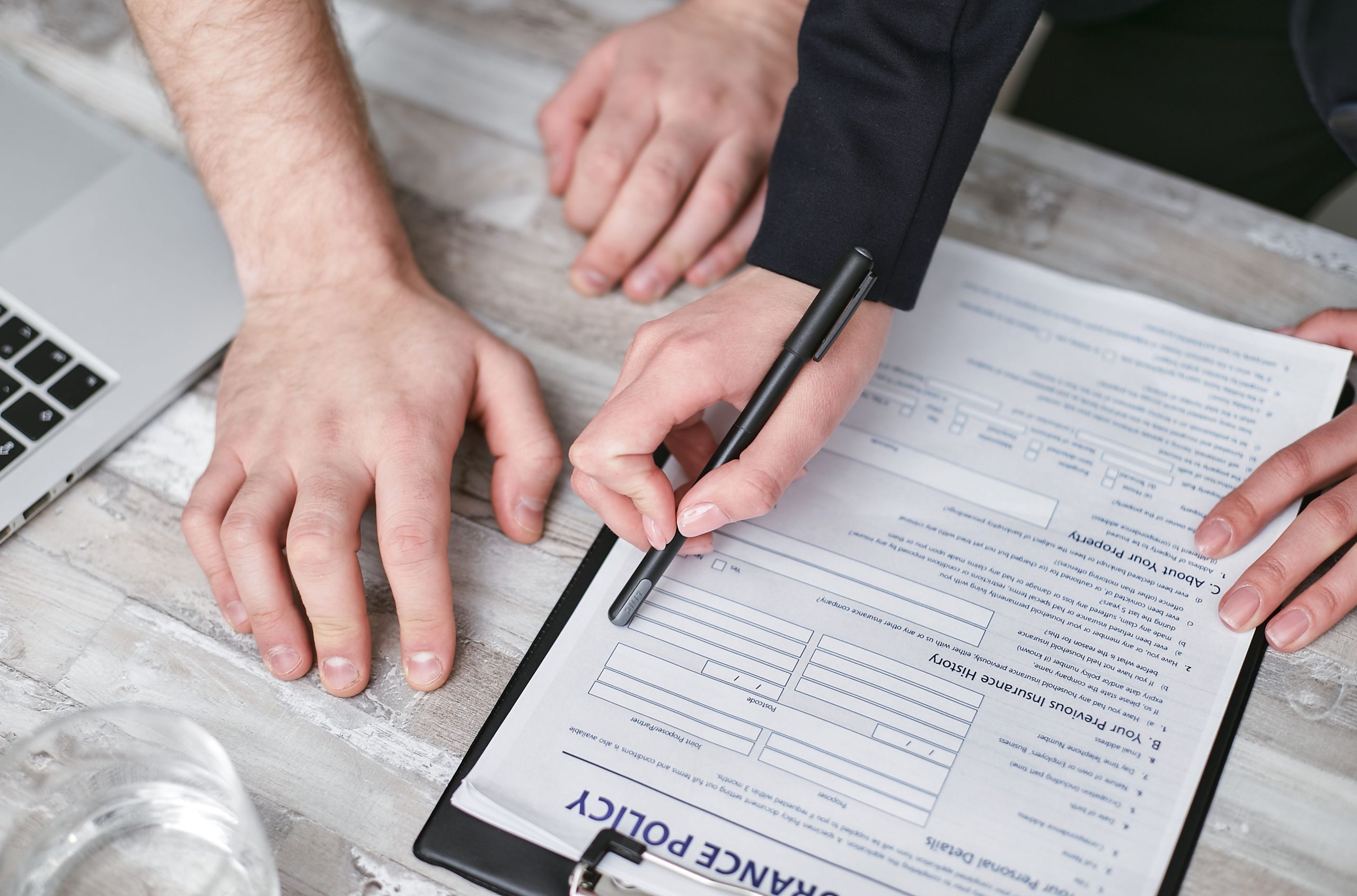 Deux personnes signant un contrat d'assurance habitation