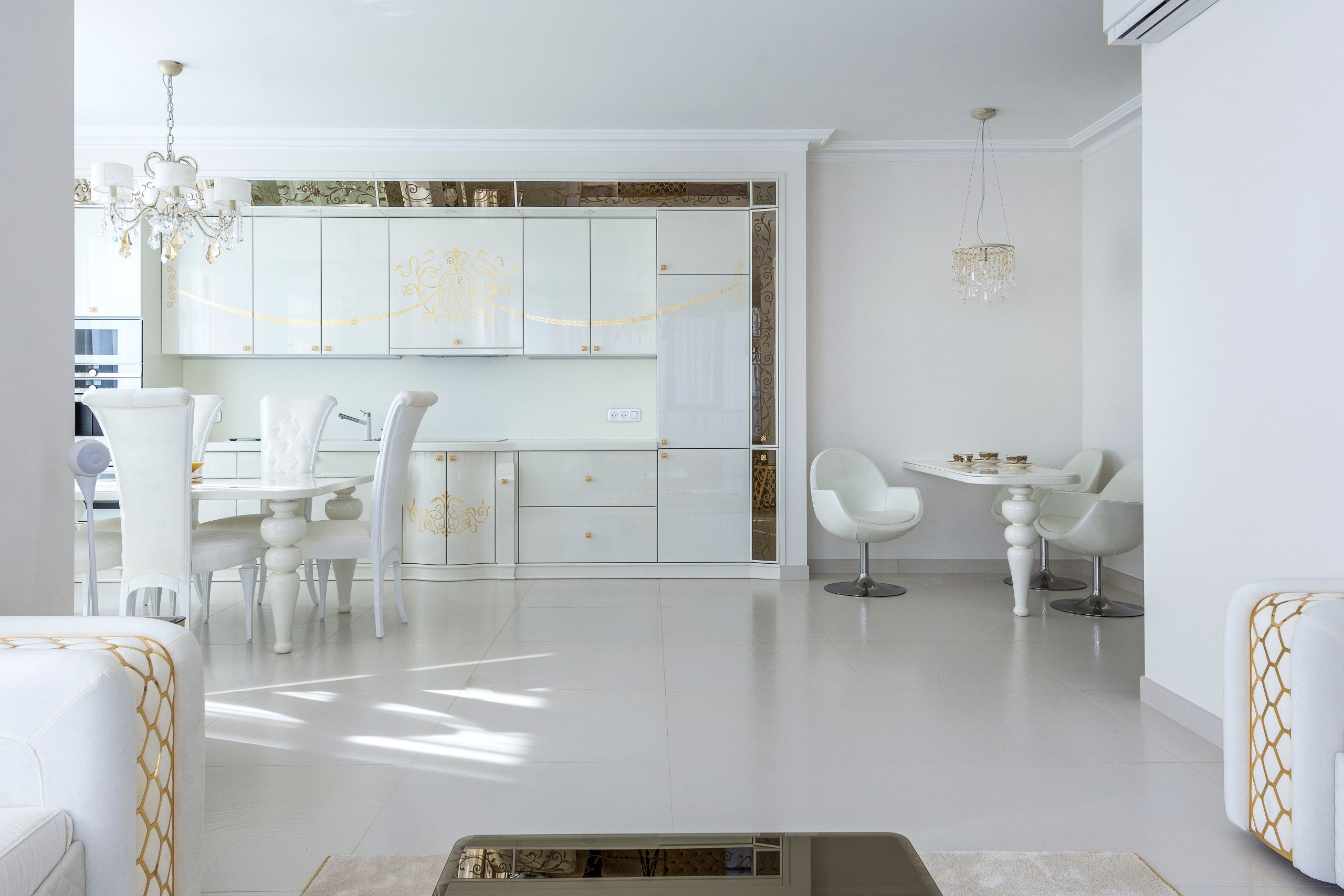 Cuisine contemporaine appartement Miami mobilier blanc