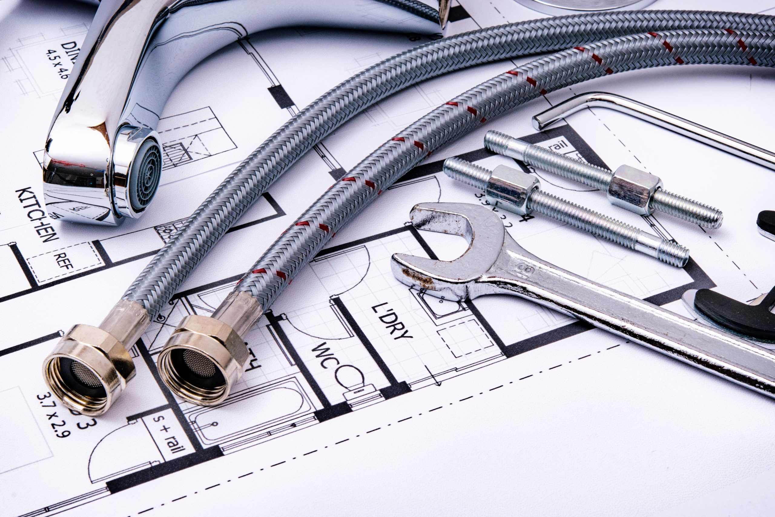 Outils plomberie et robinet sur plans architecturaux