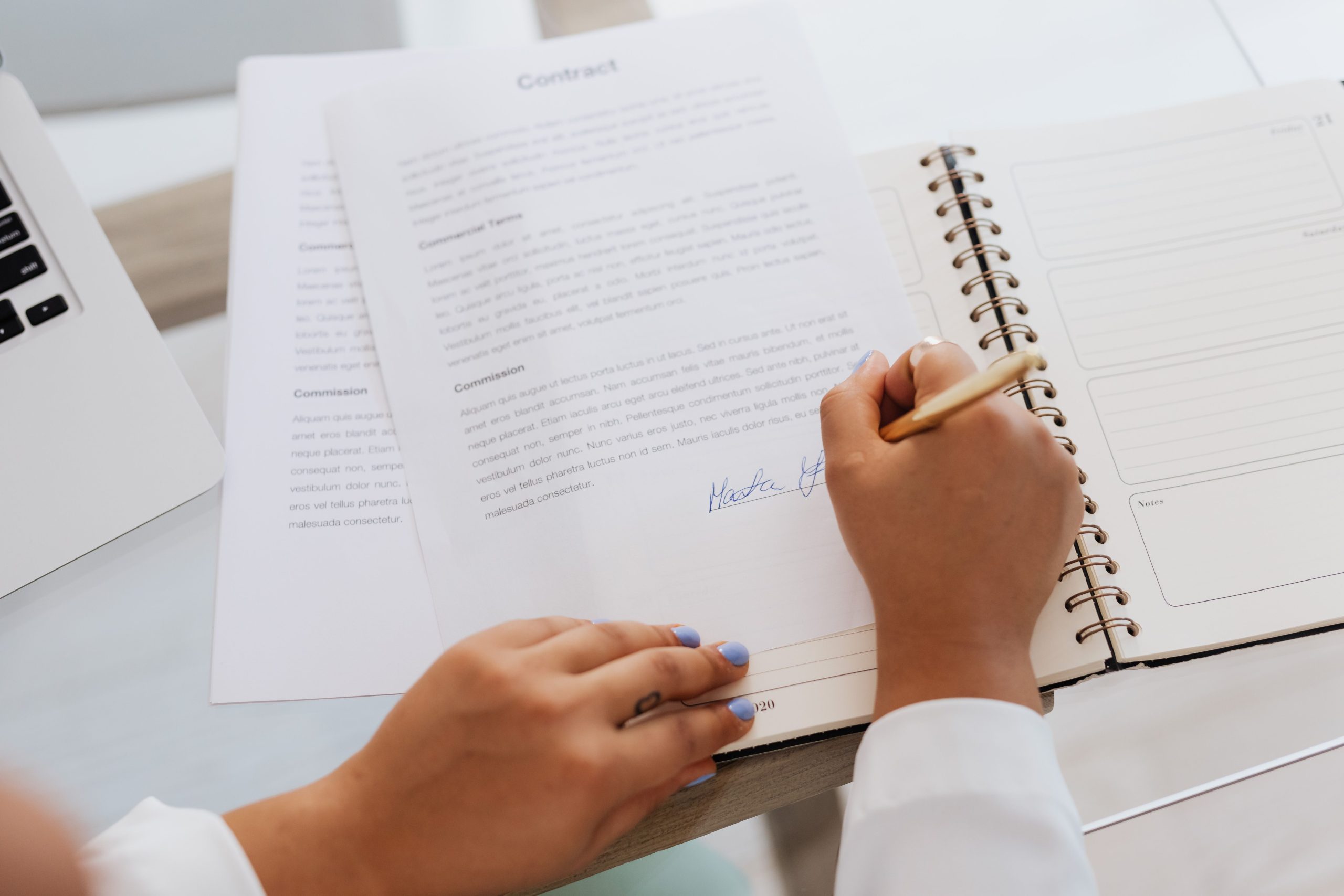 Signature d'un contrat sur bureau professionnel