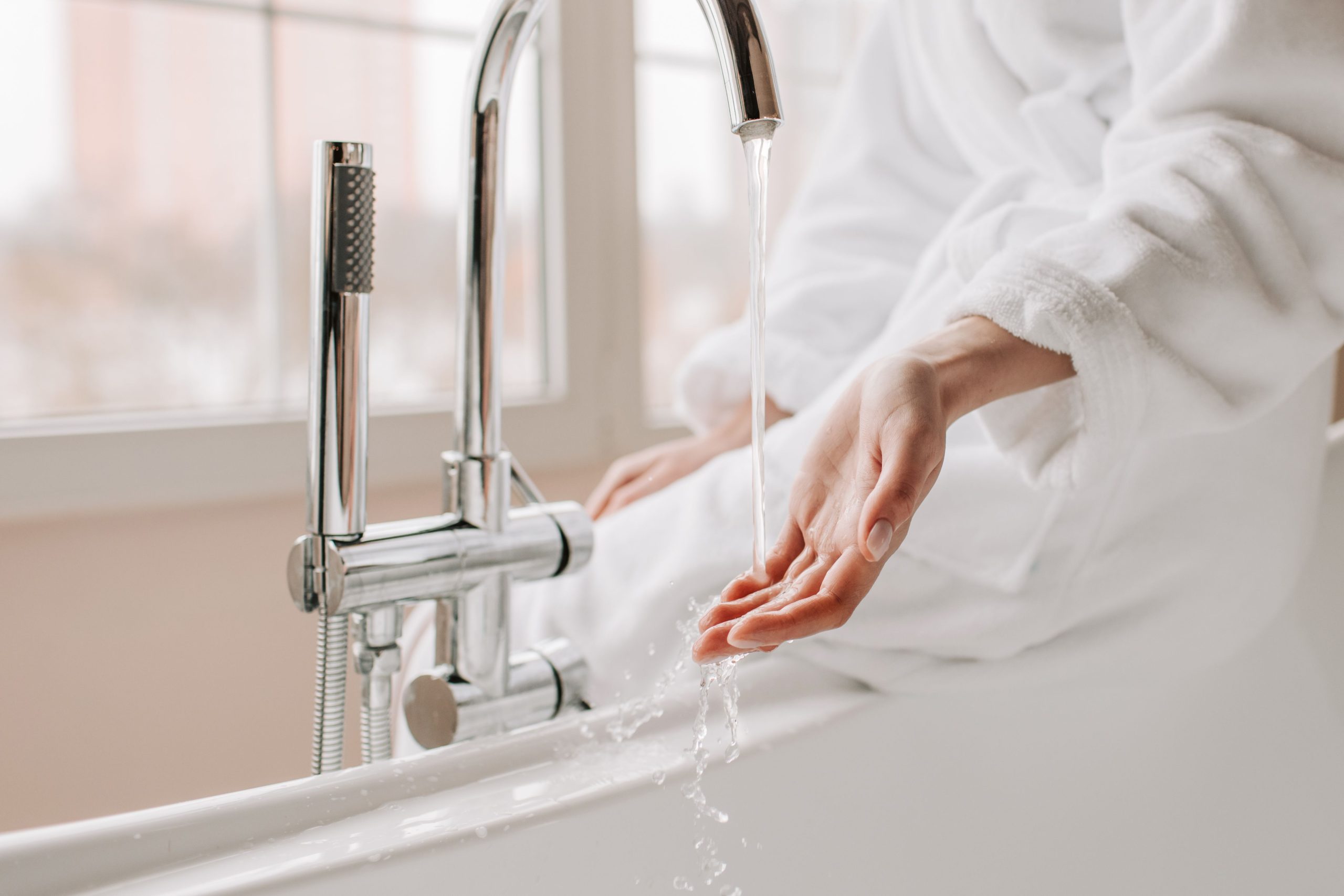 Personne sentant l'eau chaude baignoire relaxante