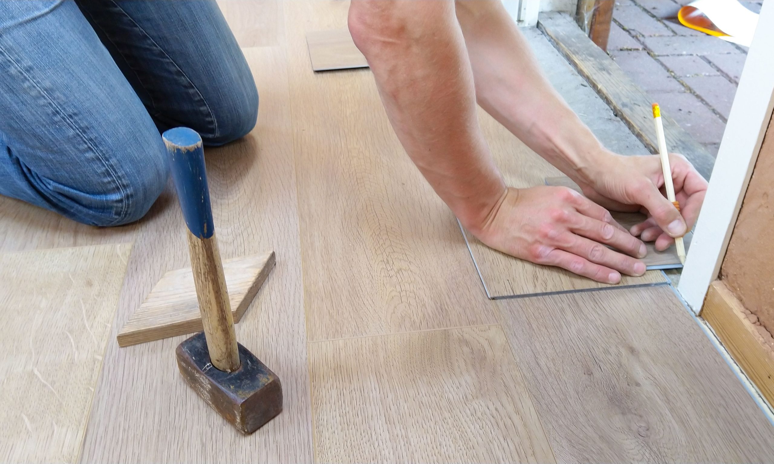 Artisan mesure panneaux parquet avant installation