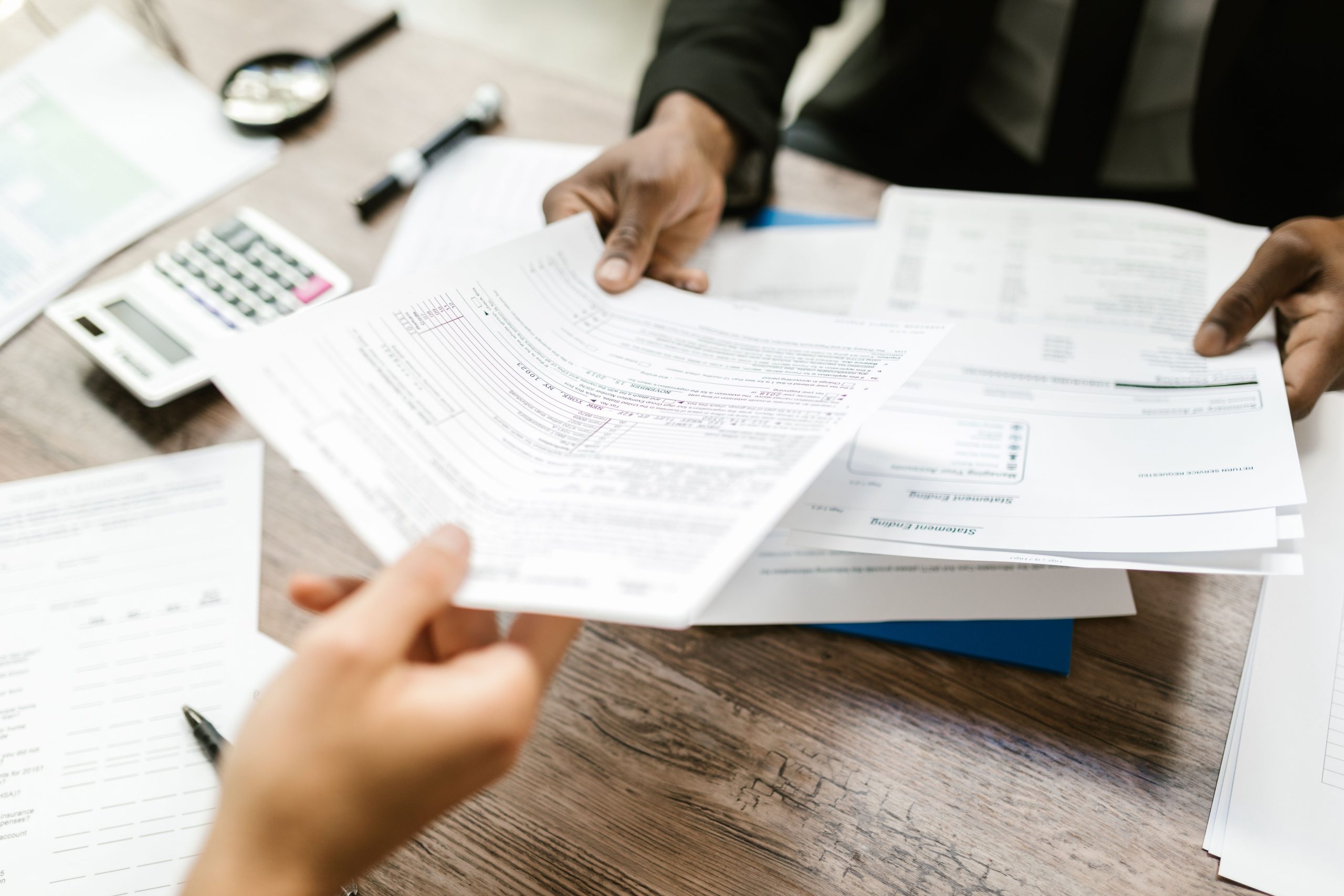 Deux professionnels échangeant des documents pour analyse de données