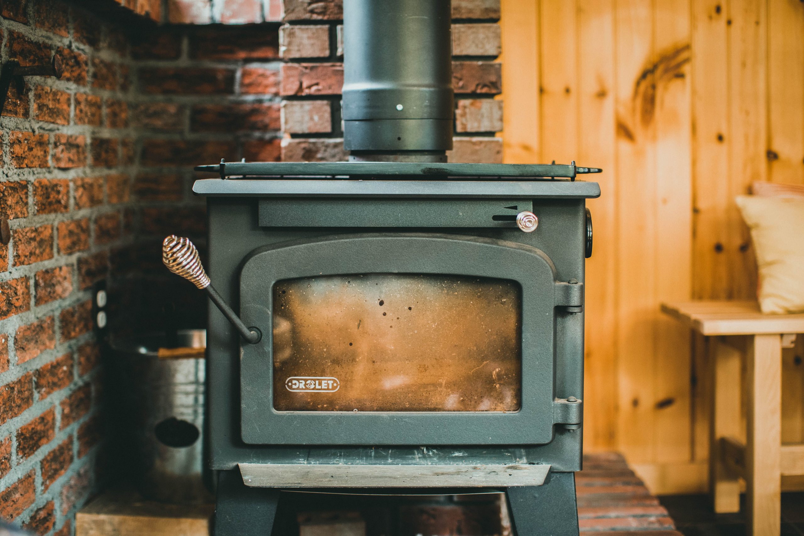 Poêle à bois classique dans cabane rustique chaleureuse