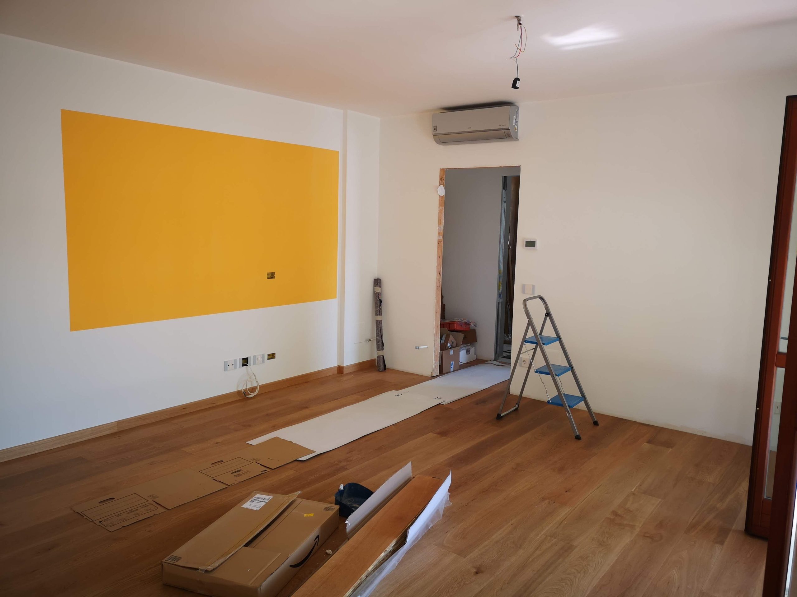 Pièce vide en rénovation avec outils et parquet