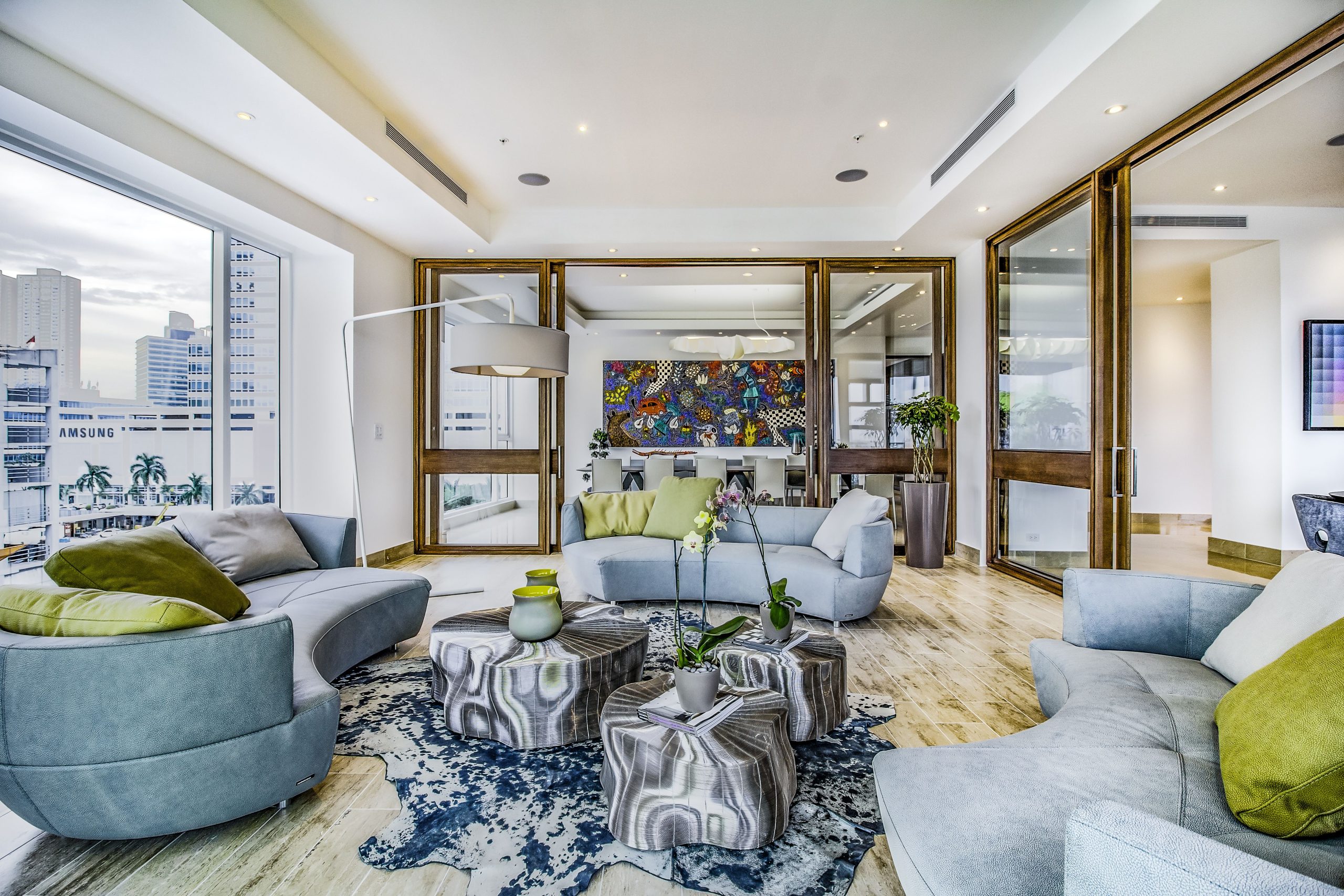 Salon luxueux avec vue panoramique sur skyline Miami
