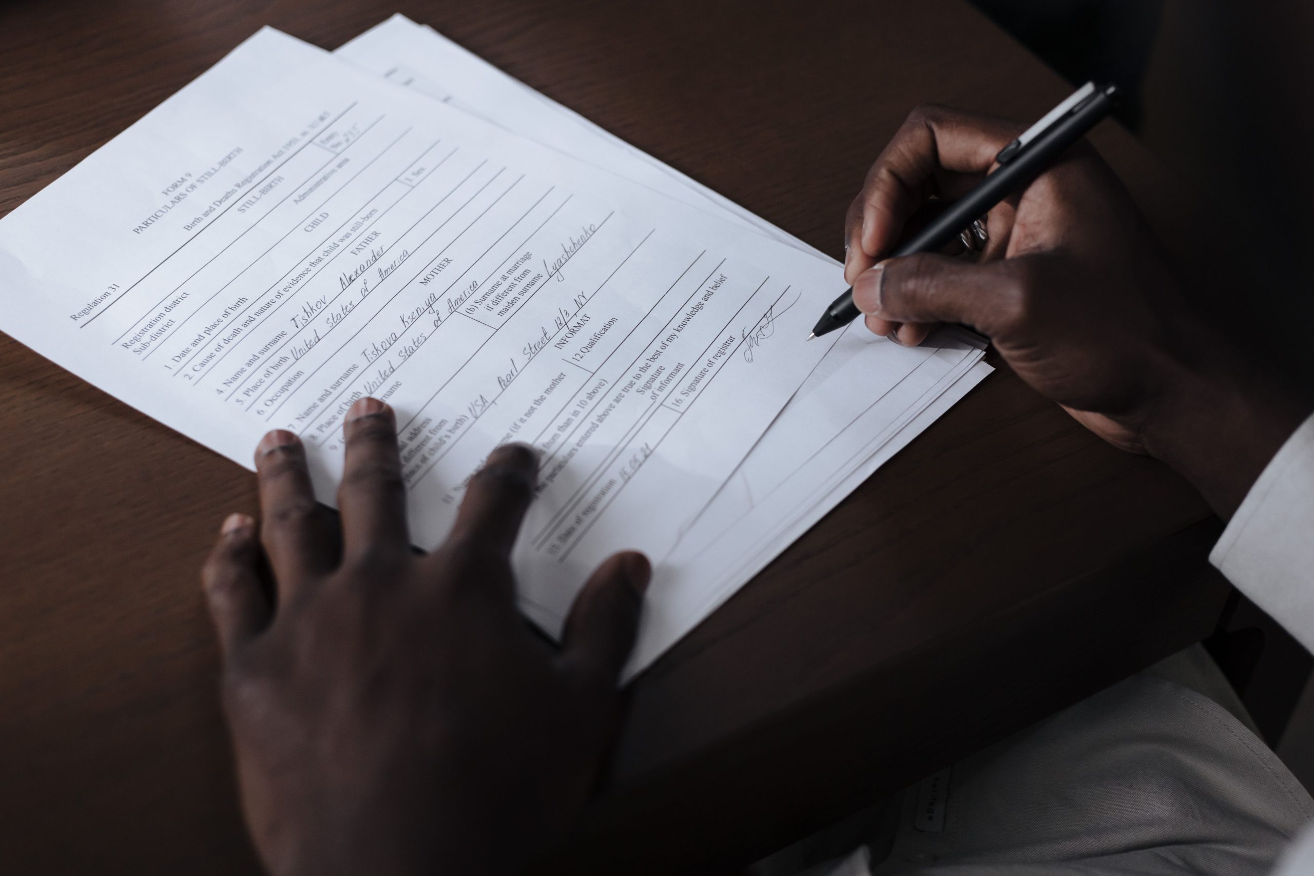 Homme signant des documents officiels avec soin