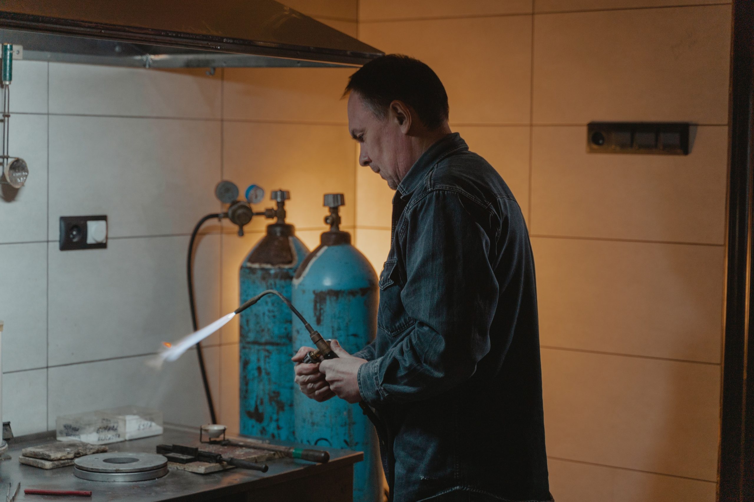 Technicien qualifié travaillant avec un chalumeau