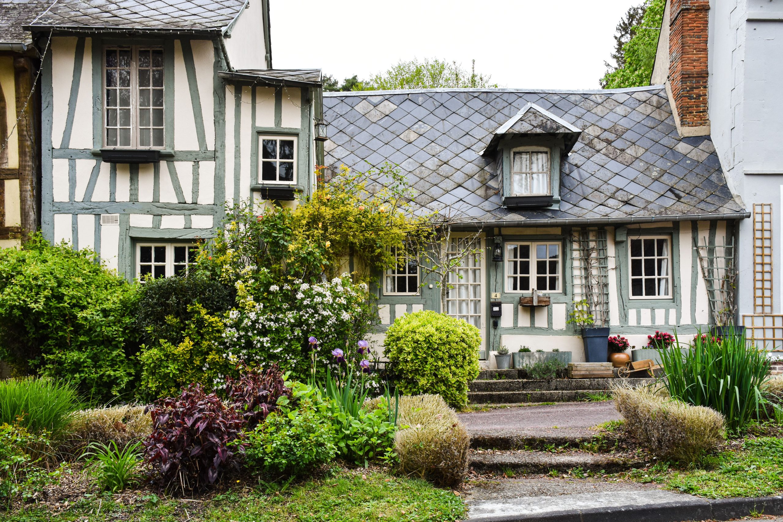 Maison à colombages normande avec jardin verdoyant