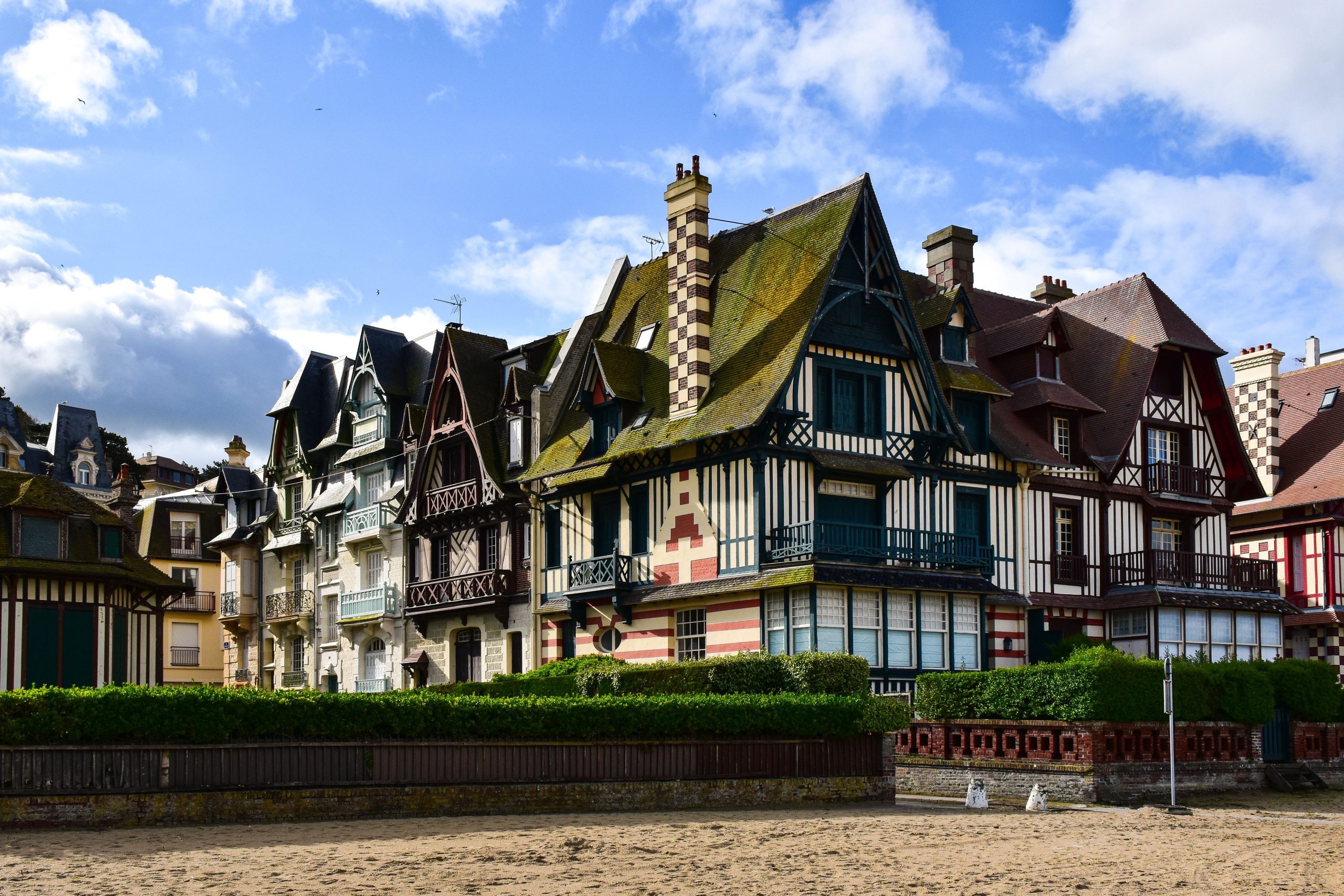 Maisons normandes traditionnelles Trouville ciel bleu